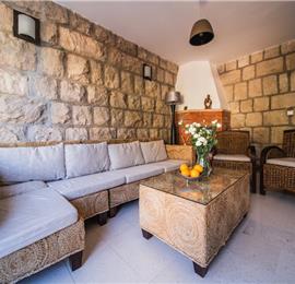 Spacious 5 bedroom villa with Pool in Gruz-Lapad, Sleeps 9